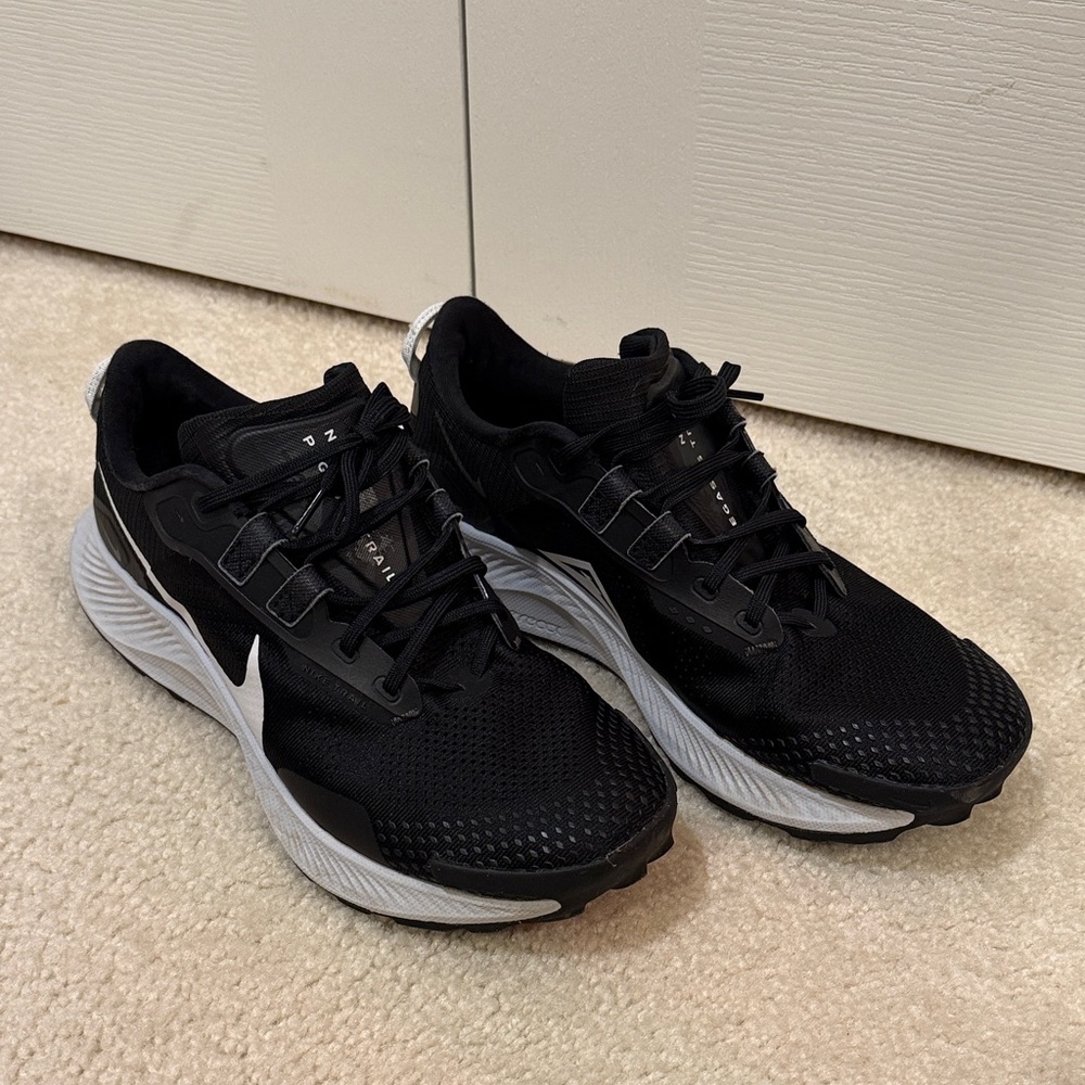 Nike Men's Black and White Running Sneakers